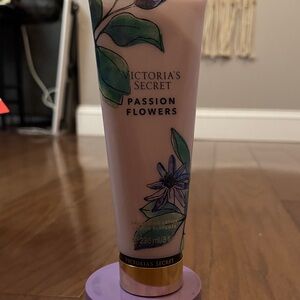 Victoria's Secret Passion Flowers Lotion - Cream and Green